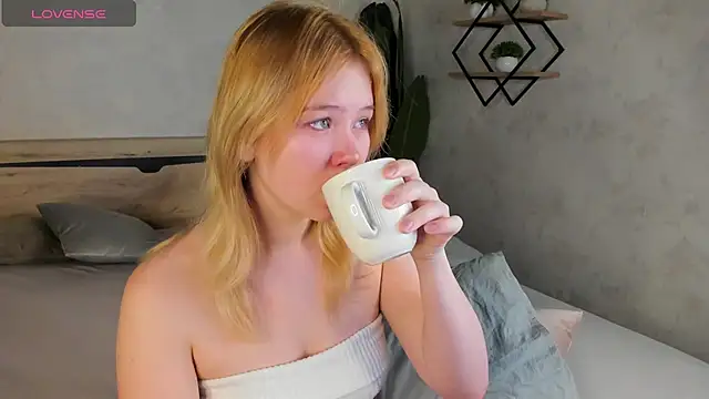 Snapshot of Amy_Kimberlly chatting on 10-17-25, 12:14 Amy Kimberlly online show from 10-17-25, 12:14