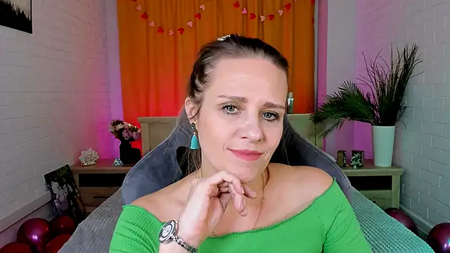 Snapshot of EmiliaBedy chatting on 02-10-25, 12:29 EmiliaBedy online show from 02-10-25, 12:29