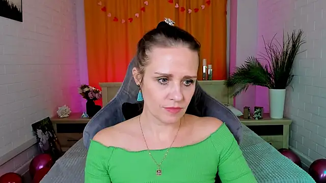 Snapshot of EmiliaBedy chatting on 02-10-25, 03:42 EmiliaBedy online show from 02-10-25, 03:42