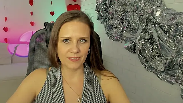 Snapshot of EmiliaBedy chatting on 02-18-25, 12:17 EmiliaBedy online show from 02-18-25, 12:17