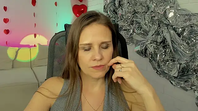 Snapshot of EmiliaBedy chatting on 02-18-25, 03:21 EmiliaBedy online show from 02-18-25, 03:21