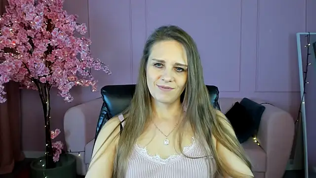 Snapshot of EmiliaBedy chatting on 02-24-25, 12:16 EmiliaBedy online show from 02-24-25, 12:16