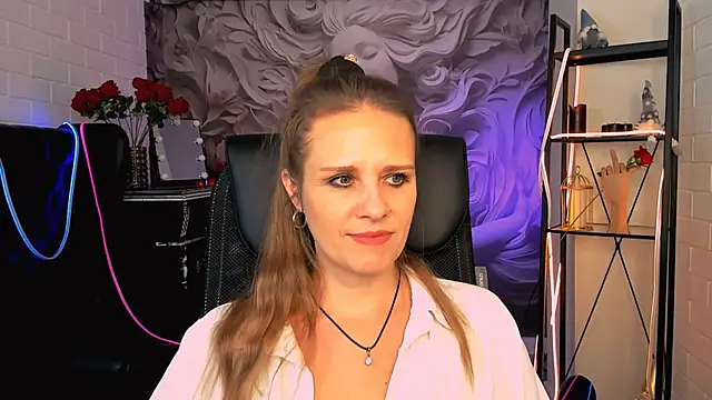 Snapshot of EmiliaBedy chatting on 03-05-25, 12:11 EmiliaBedy online show from 03-05-25, 12:11