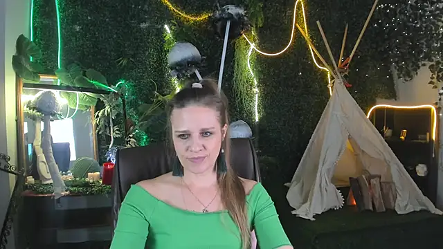 Snapshot of EmiliaBedy chatting on 03-11-25, 12:28 EmiliaBedy online show from 03-11-25, 12:28