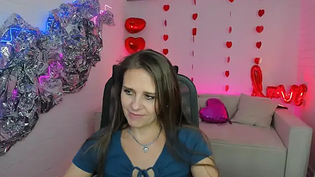 Snapshot of EmiliaBedy chatting on 03-18-25, 12:25 EmiliaBedy online show from 03-18-25, 12:25