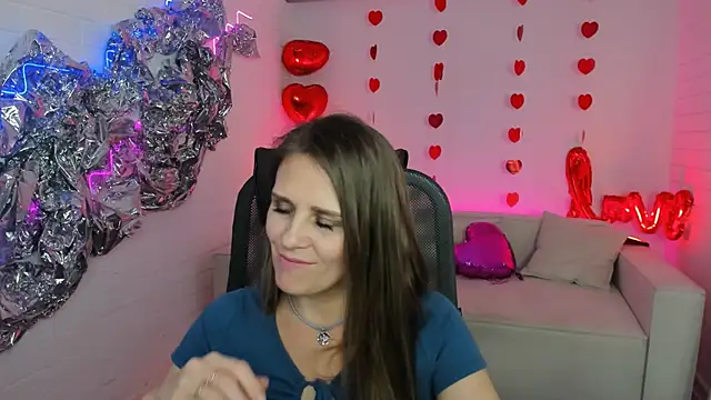 Snapshot of EmiliaBedy chatting on 03-18-25, 03:31 EmiliaBedy online show from 03-18-25, 03:31