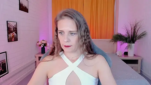 Snapshot of EmiliaBedy chatting on 10-07-25, 09:06 EmiliaBedy online show from 10-07-25, 09:06