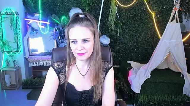 Snapshot of EmiliaBedy chatting on 11-06-25, 09:10 EmiliaBedy online show from 11-06-25, 09:10