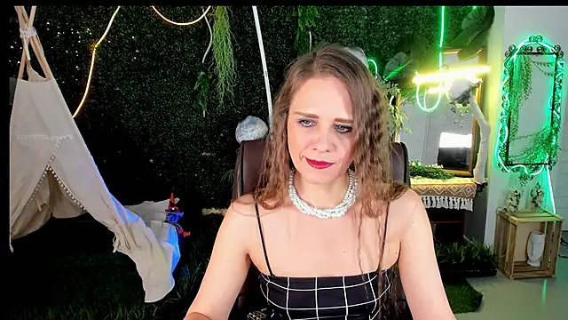 Snapshot of EmiliaBedy chatting on 12-14-25, 09:14 EmiliaBedy online show from 12-14-25, 09:14