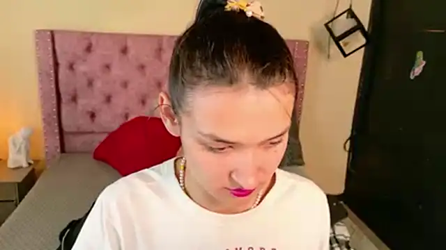 Snapshot of Sofii_cutee chatting on 02-21-26, 01:01 Sofii cutee online show from 02-21-26, 01:01