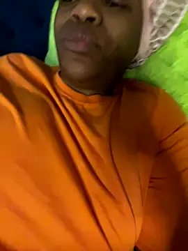 Snapshot of Boneca25 chatting on 11-17-25, 06:30 Boneca25 online show from 11-17-25, 06:30