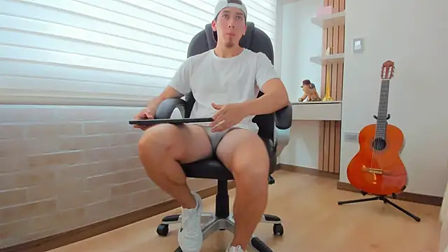 Snapshot of Tombarden chatting on 11-26-25, 07:04 Tombarden online show from 11-26-25, 07:04