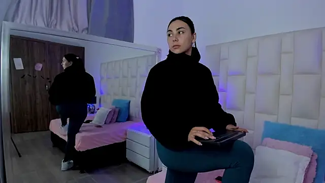 Snapshot of Ariana_rouse chatting on 11-27-25, 05:59 Ariana rouse online show from 11-27-25, 05:59