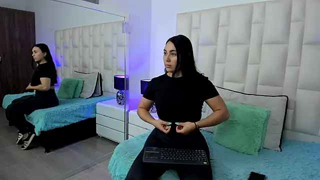 Ariana rouse online show from 05-22-26, 04:12