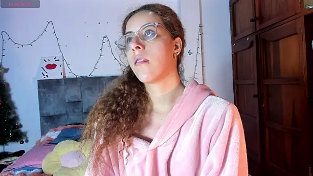 Snapshot of Isangel_ chatting on 01-12-26, 05:45 Isangel online show from 01-12-26, 05:45