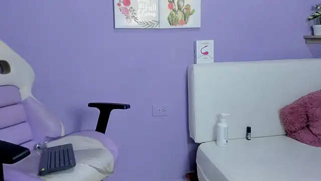 Snapshot of Rossi_Mariana chatting on 03-08-25, 03:35 Rossi Mariana online show from 03-08-25, 03:35