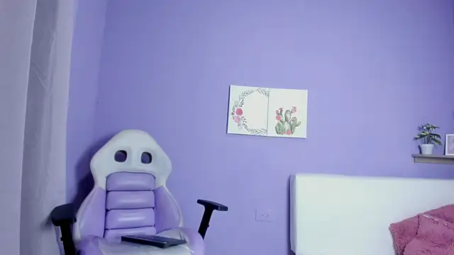 Snapshot of Rossi_Mariana chatting on 03-22-25, 10:04 Rossi Mariana online show from 03-22-25, 10:04