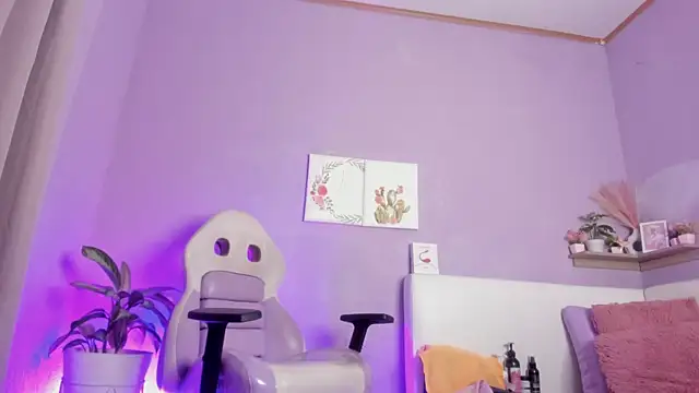 Snapshot of Rossi_Mariana chatting on 10-13-25, 12:27 Rossi Mariana online show from 10-13-25, 12:27