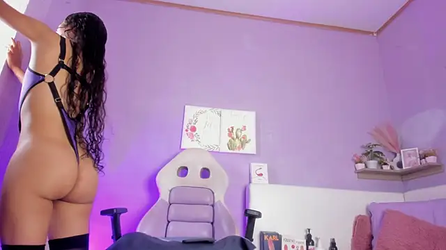 Snapshot of Rossi_Mariana chatting on 10-20-25, 12:27 Rossi Mariana online show from 10-20-25, 12:27