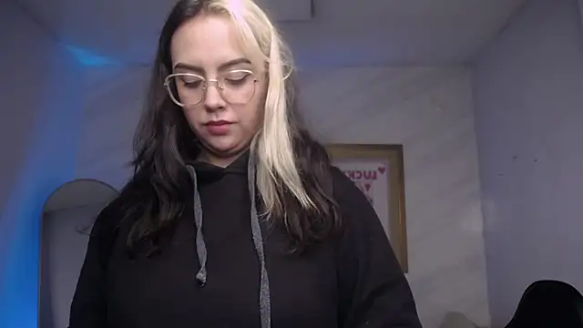 Hela v online show from 10-28-25, 12:58