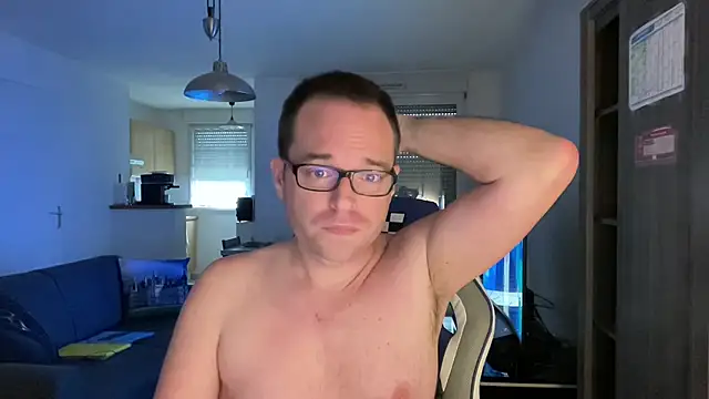 Snapshot of Funnyjul31 chatting on 03-15-25, 01:40 Funnyjul31 online show from 03-15-25, 01:40