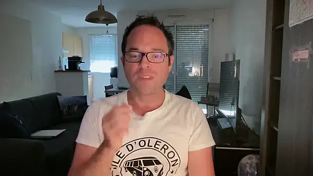 Snapshot of Funnyjul31 chatting on 10-09-25, 10:13 Funnyjul31 online show from 10-09-25, 10:13