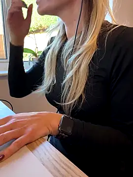 Phoebe Lily online show from 11-24-25, 09:42