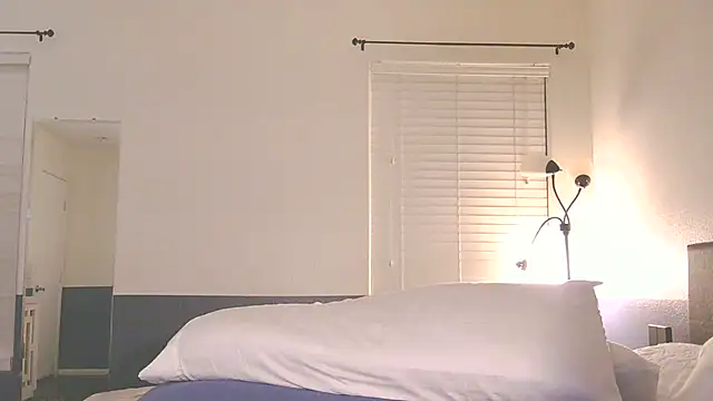 Snapshot of MilfRayne chatting on 02-10-25, 09:04 MilfRayne online show from 02-10-25, 09:04