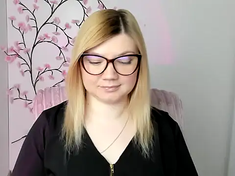 Snapshot of Lola_moree chatting on 04-24-26, 11:34 Lola moree online show from 04-24-26, 11:34