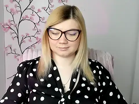 Snapshot of Lola_moree chatting on 04-26-26, 11:41 Lola moree online show from 04-26-26, 11:41