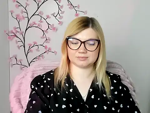 Snapshot of Lola_moree chatting on 05-11-26, 02:45 Lola moree online show from 05-11-26, 02:45