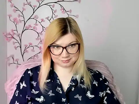 Snapshot of Lola_moree chatting on 05-13-26, 11:51 Lola moree online show from 05-13-26, 11:51