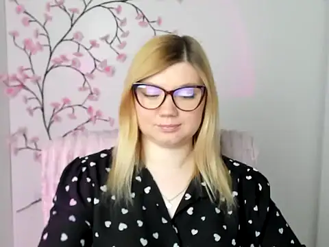 Snapshot of Lola_moree chatting on 05-15-26, 11:50 Lola moree online show from 05-15-26, 11:50
