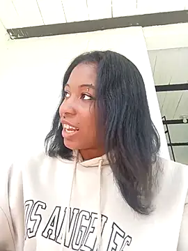 Snapshot of Zaira_Rose_ chatting on 09-25-25, 02:10 Zaira Rose online show from 09-25-25, 02:10