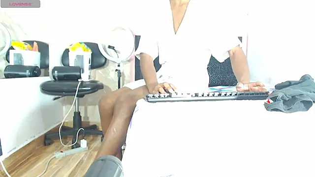 Snapshot of k_stormi_ chatting on 12-20-25, 01:02 k stormi online show from 12-20-25, 01:02