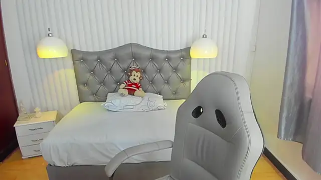 mia vanucci1 online show from 09-30-25, 07:30