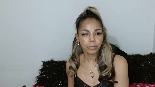 Lunasquirt1985 online show from 10-24-25, 11:17