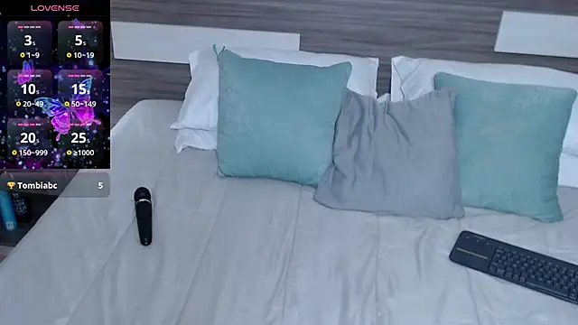 Liiamthompson online show from 03-12-26, 09:43