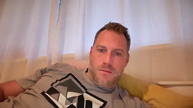 Snapshot of Christian87xxx chatting on 09-18-25, 05:15 Christian87xxx online show from 09-18-25, 05:15