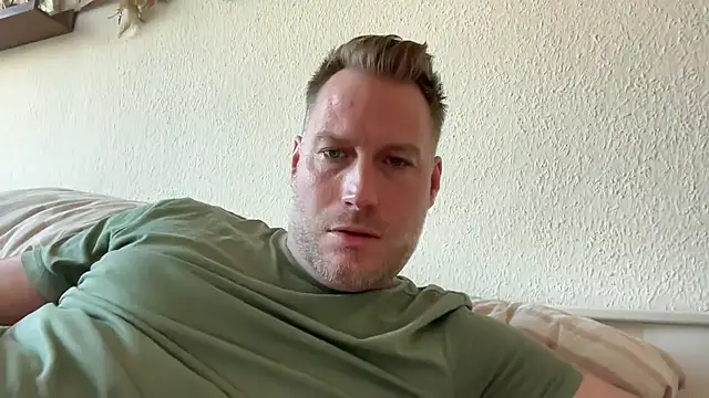 Snapshot of Christian87xxx chatting on 04-25-26, 04:37 Christian87xxx online show from 04-25-26, 04:37