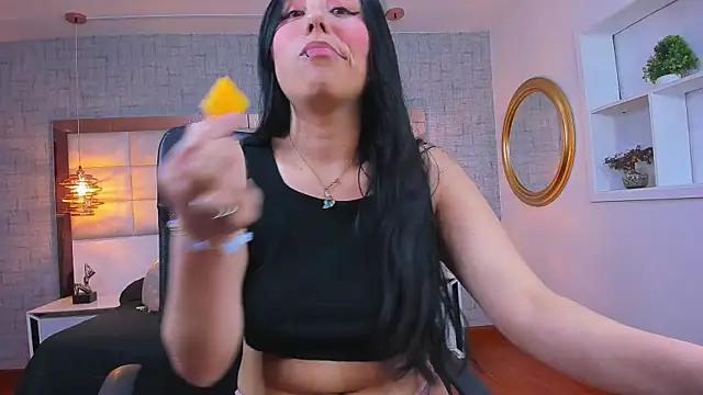 Nohemi louse online show from 04-13-26, 06:46