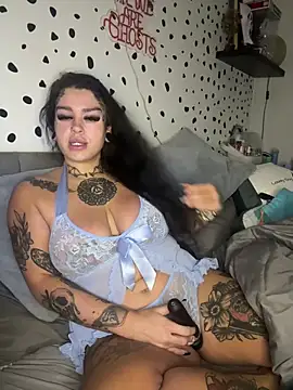 Snapshot of tempzzz12 chatting on 02-06-26, 11:13 tempzzz12 online show from 02-06-26, 11:13