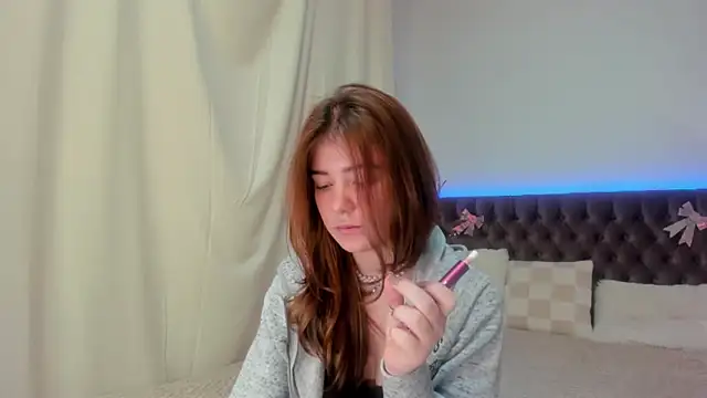Snapshot of Ella_Mayers chatting on 03-01-25, 09:37 Ella Mayers online show from 03-01-25, 09:37