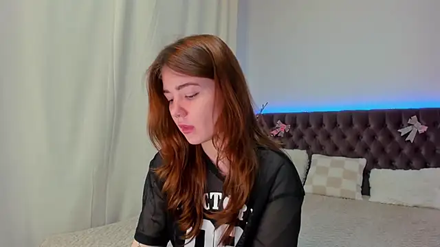 Snapshot of Ella_Mayers chatting on 03-05-25, 09:37 Ella Mayers online show from 03-05-25, 09:37