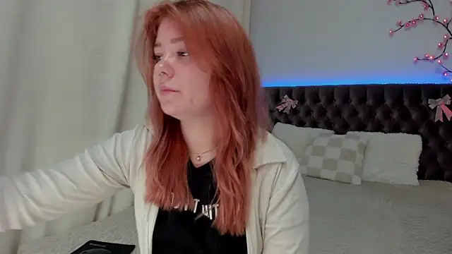 Snapshot of Ella_Mayers chatting on 09-22-25, 12:18 Ella Mayers online show from 09-22-25, 12:18