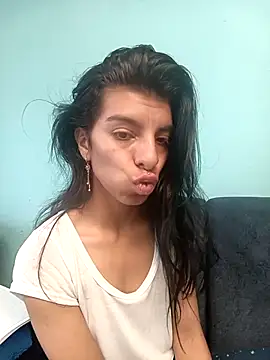 Snapshot of Ariell_Kieran chatting on 10-21-25, 05:57 Ariell Kieran online show from 10-21-25, 05:57