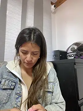 Snapshot of Andrea18_blonde chatting on 03-14-25, 12:29 Andrea18 blonde online show from 03-14-25, 12:29