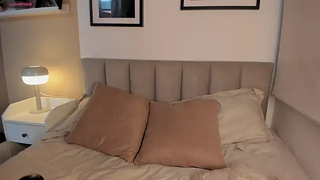 Gigi Strawberry online show from 09-19-25, 04:58