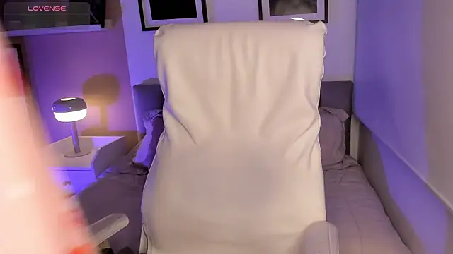 Gigi Strawberry online show from 10-18-25, 05:21