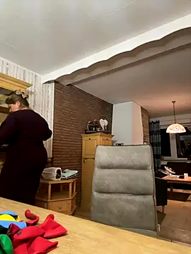 Snapshot of Lars-Lola chatting on 10-27-25, 05:28 Lars-Lola online show from 10-27-25, 05:28